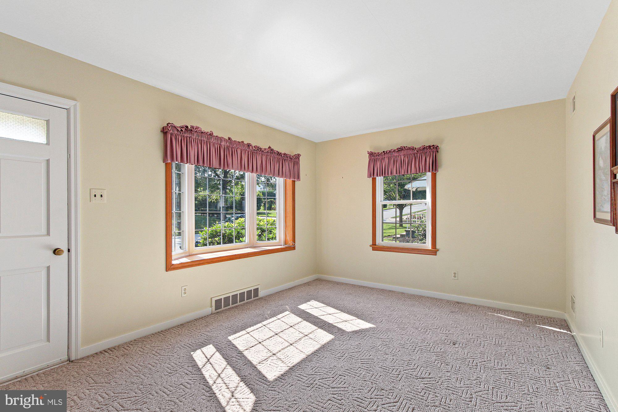 334 Pinehurst Road York, PA 17402 - Photo 4 of 28 Living Room
