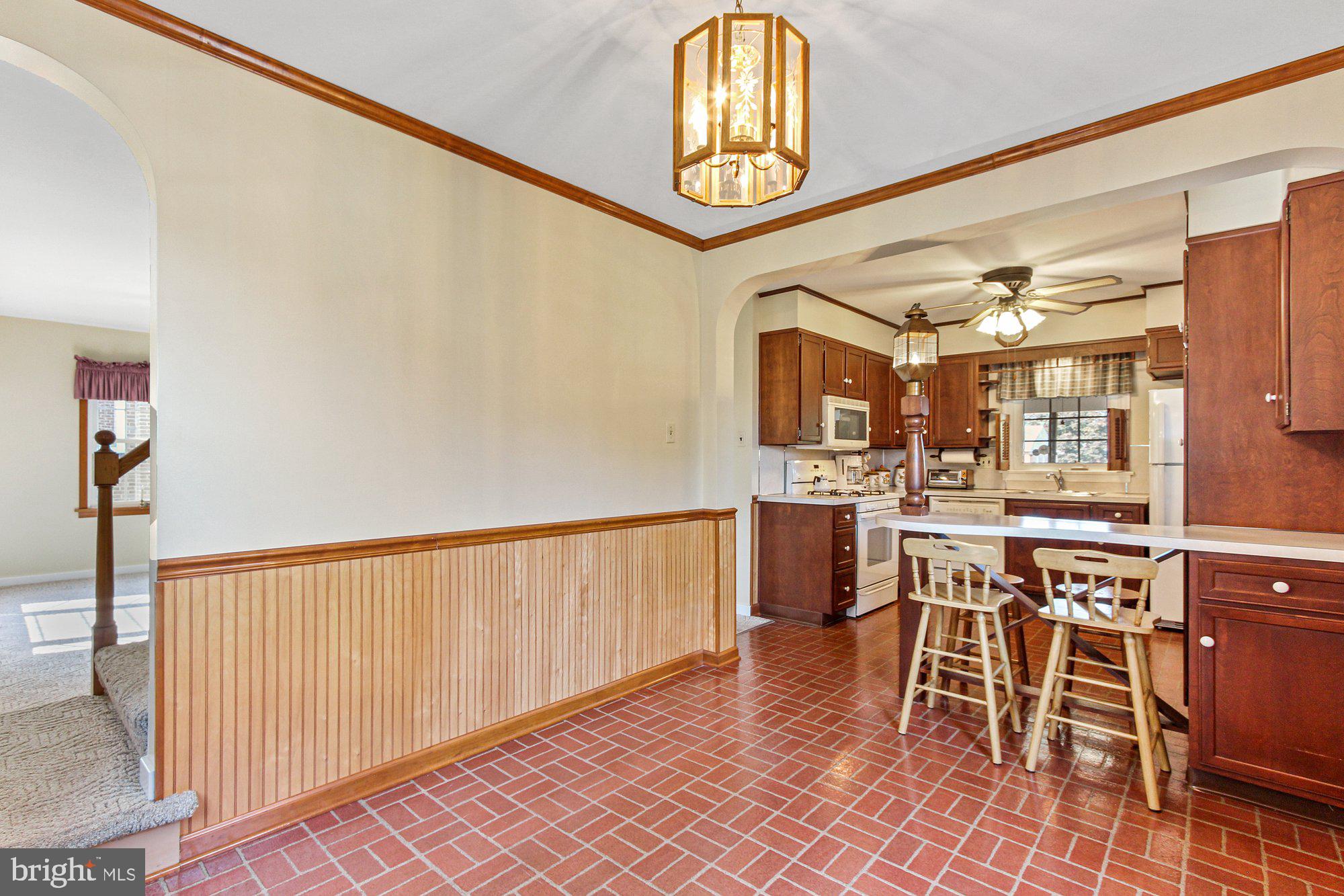 334 Pinehurst Road York, PA 17402 - Photo 7 of 28 Breakfast bar separating DR and Kitchen