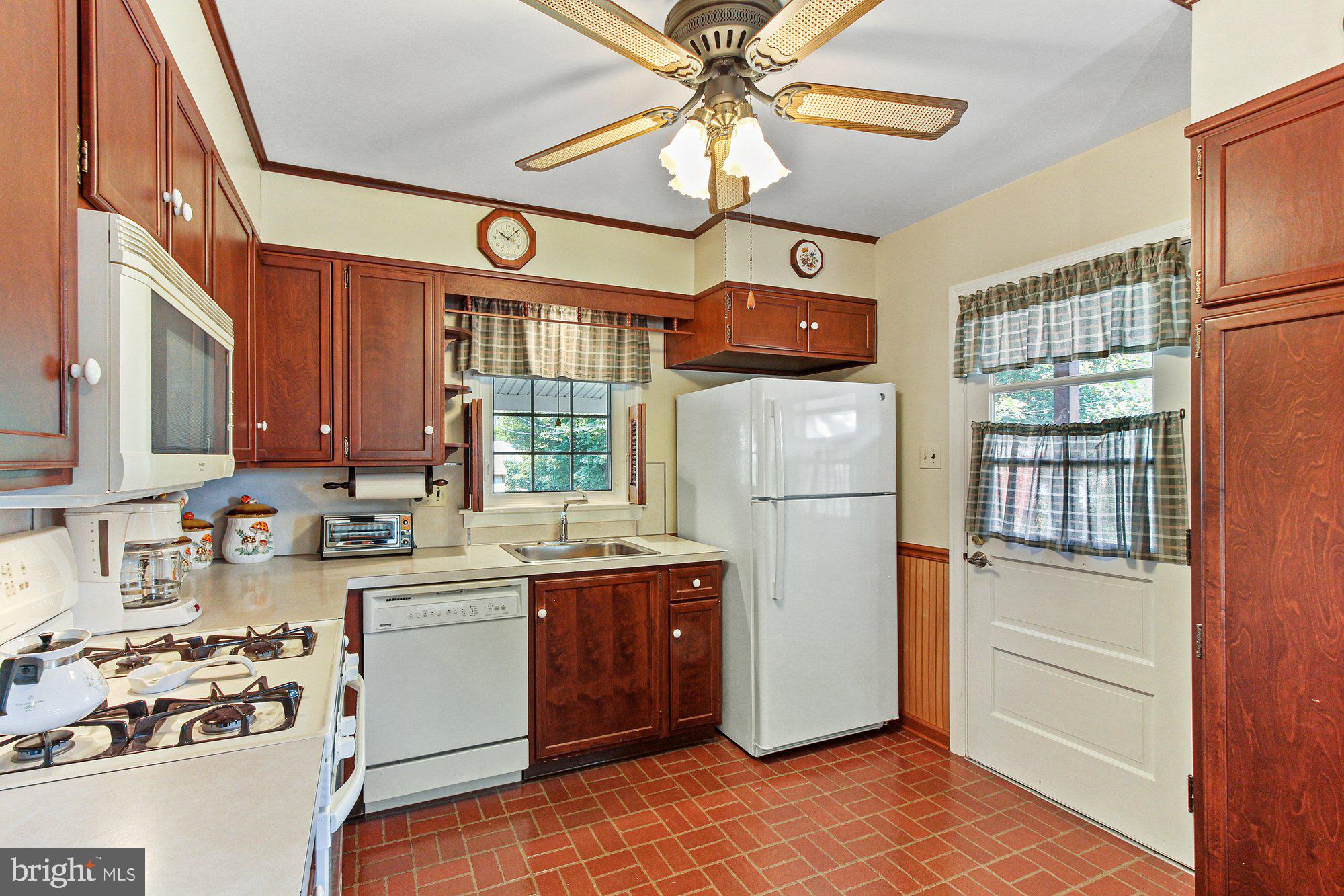 334 Pinehurst Road York, PA 17402 - Photo 8 of 28 Kitchen with a full complement of appliances