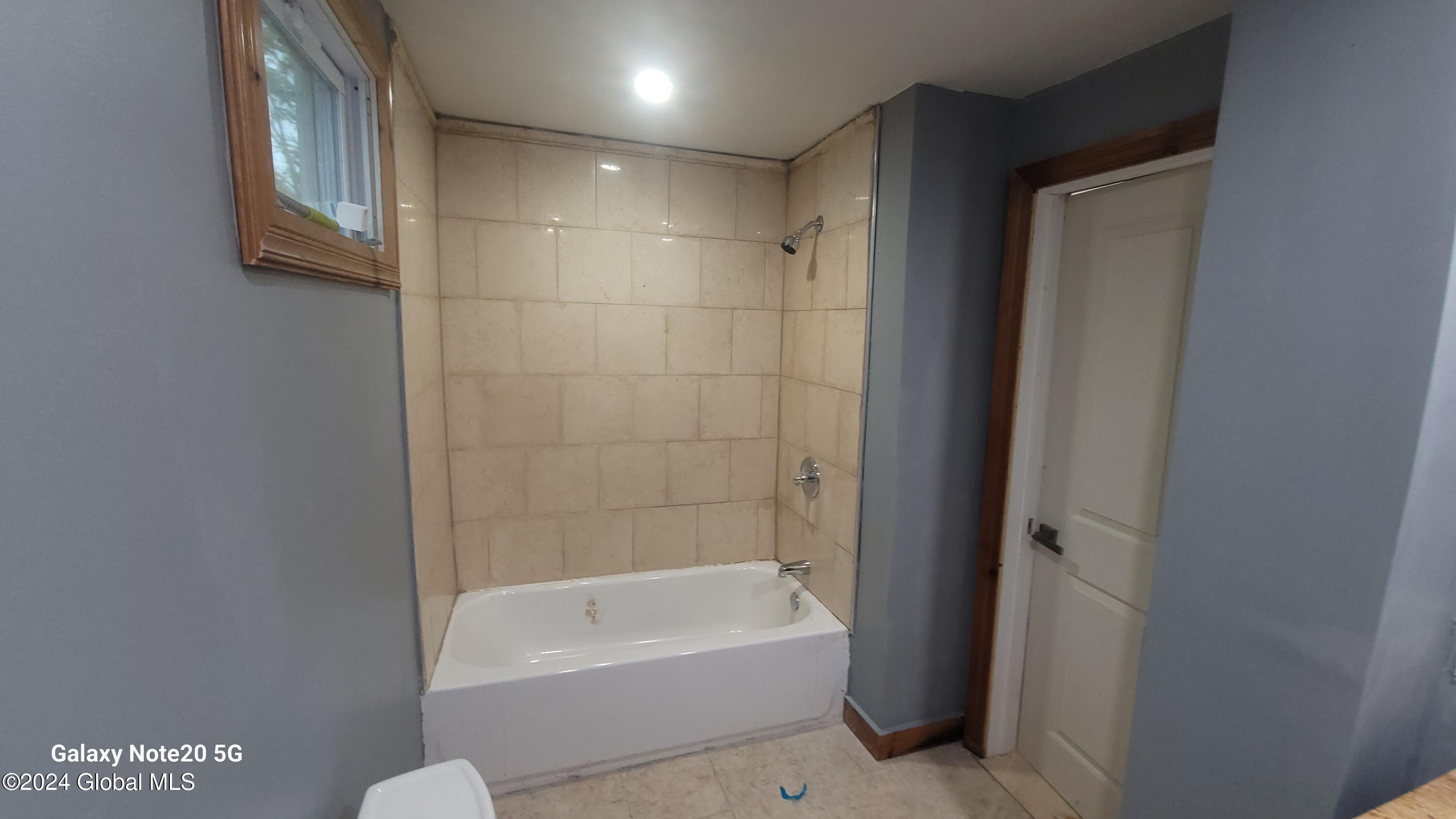 316 2nd Street Albany, NY 12206 - Photo 27 of 38 2nd flr full bathroom