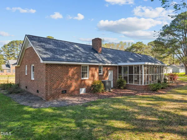 $2,000 | 200 East Pope Avenue, Kenly, NC 27542