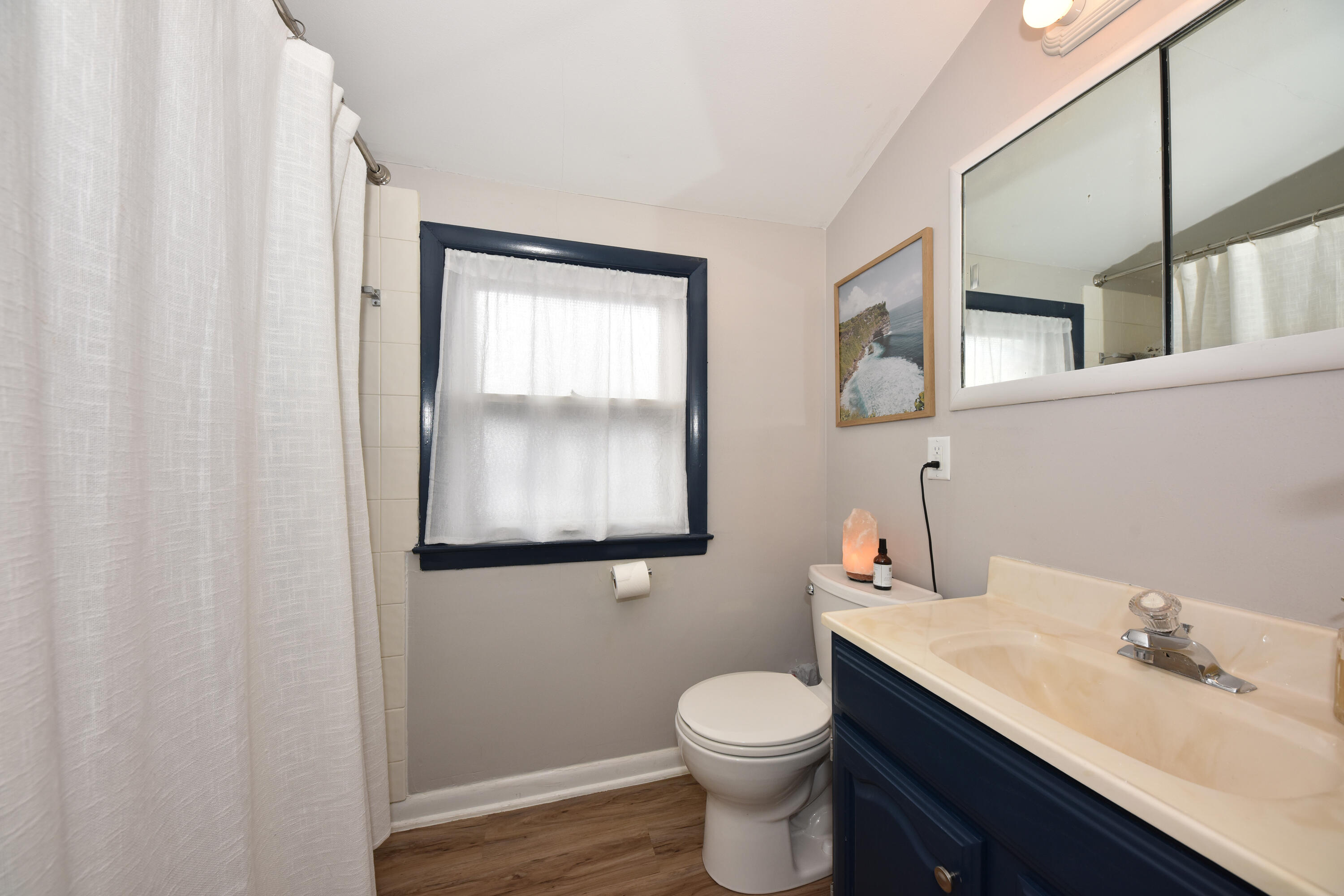 3370 South Howell Avenue, Unit 3372 Milwaukee, WI 53207 - Photo 27 of 38 Upper Full Bathroom