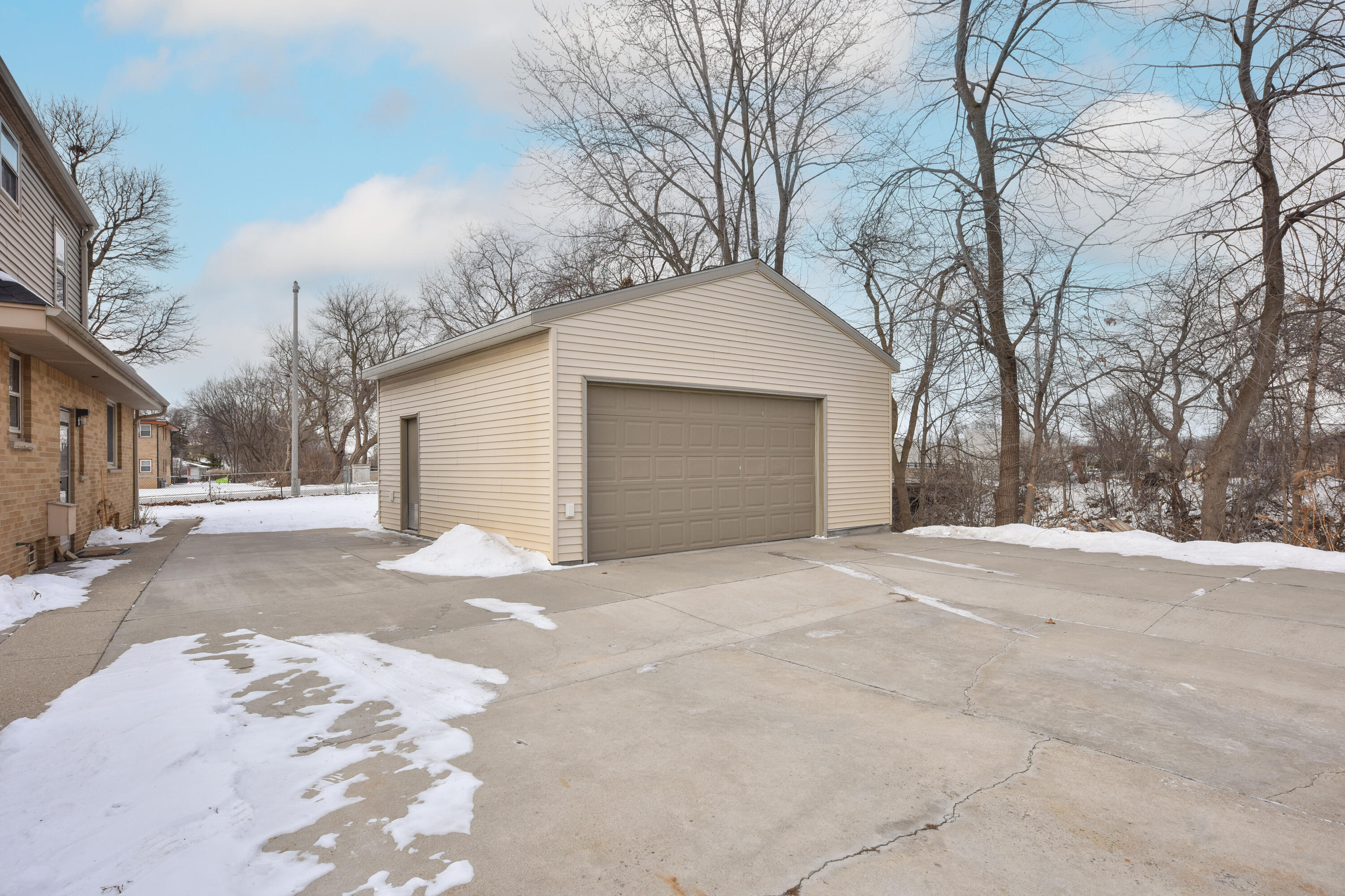3370 South Howell Avenue, Unit 3372 Milwaukee, WI 53207 - Photo 37 of 38 Ample Parking
