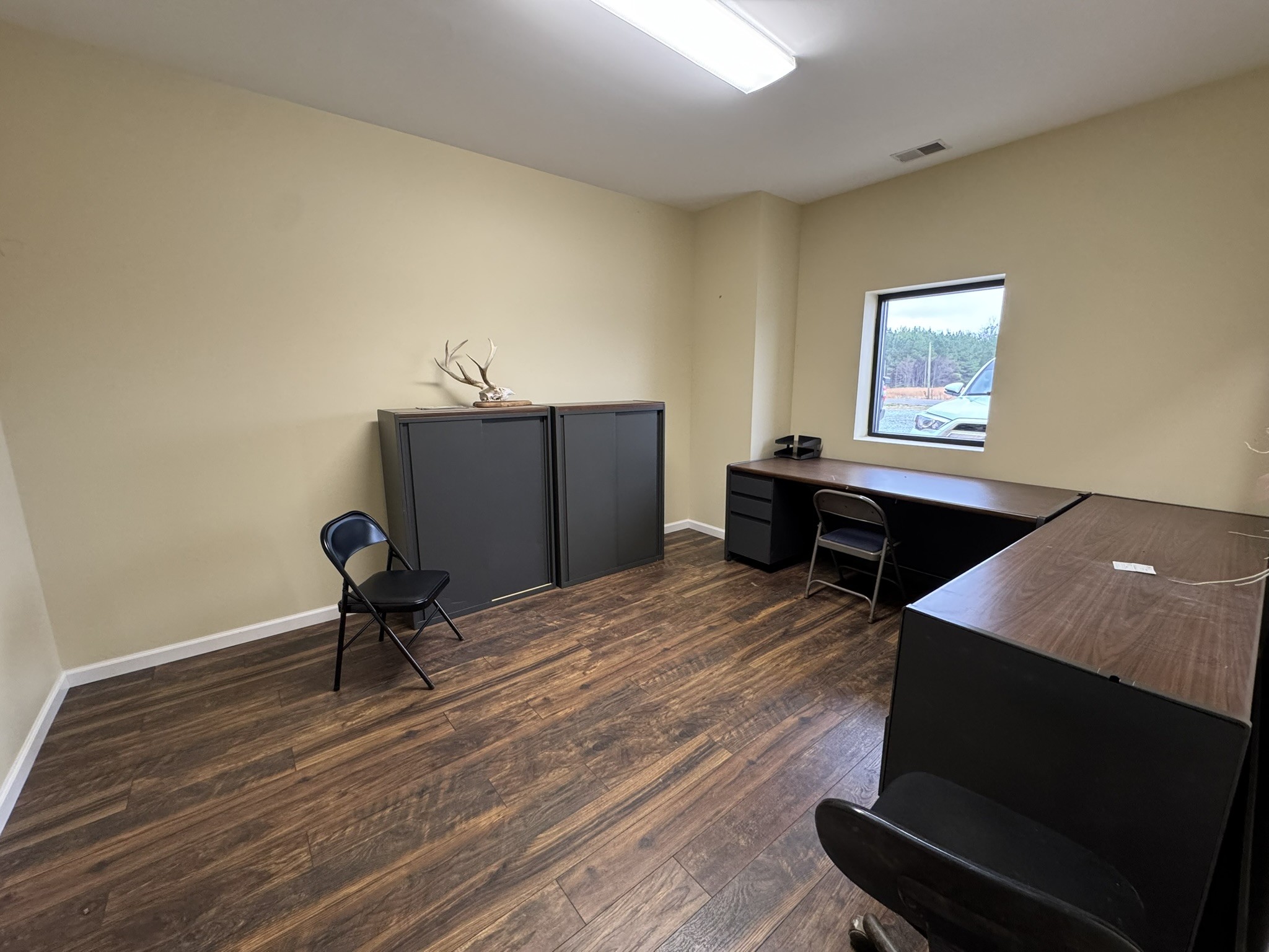 1087 Aedc Road Winchester, TN 37398 - Photo 15 of 28 a room with a desk and chair