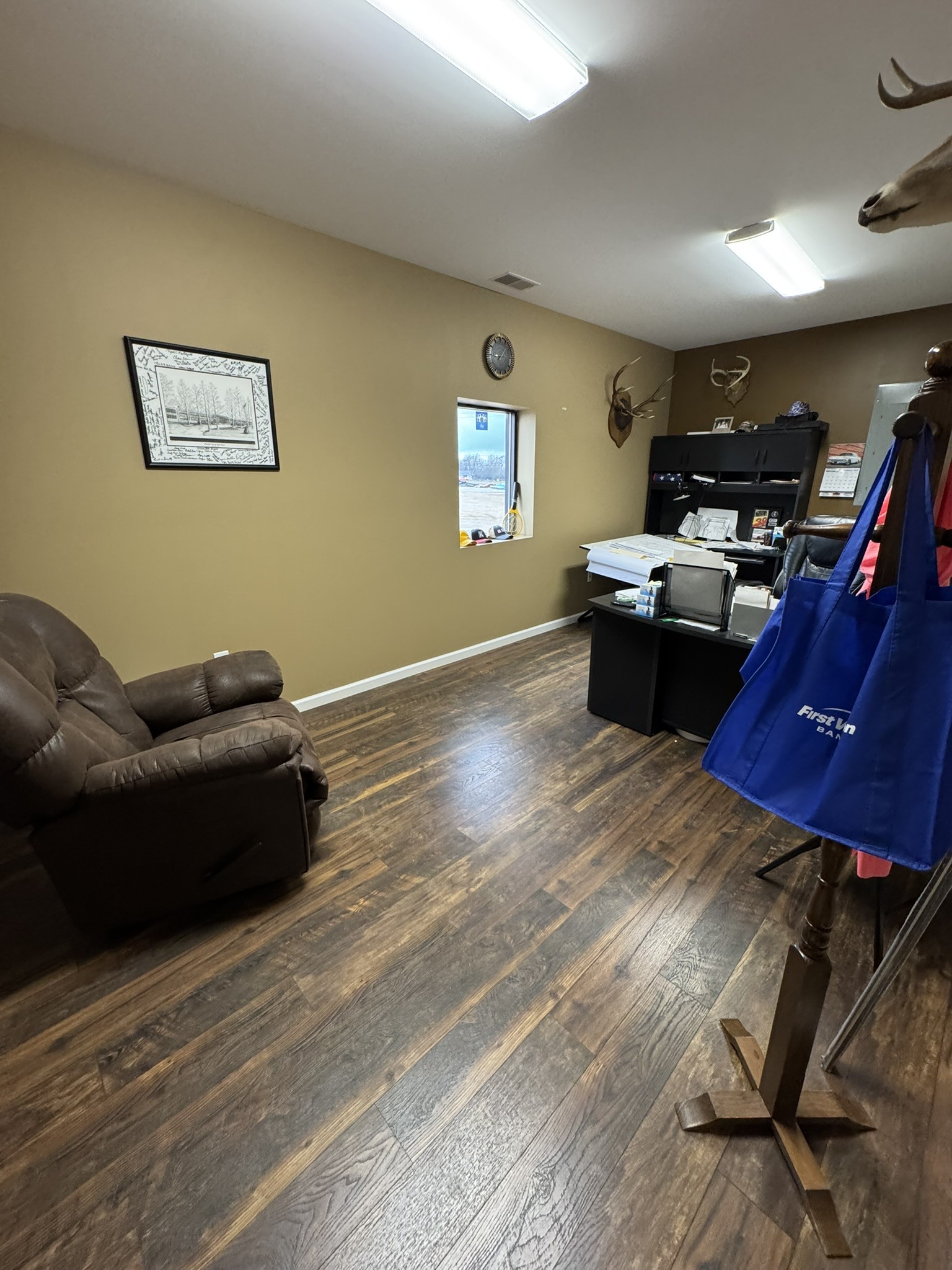 1087 Aedc Road Winchester, TN 37398 - Photo 25 of 28 a living room with furniture