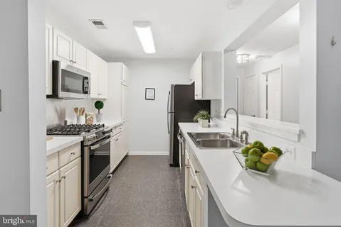 $385,000 | 10021 Vanderbilt Circle, Unit 10, Rockville, MD 20850