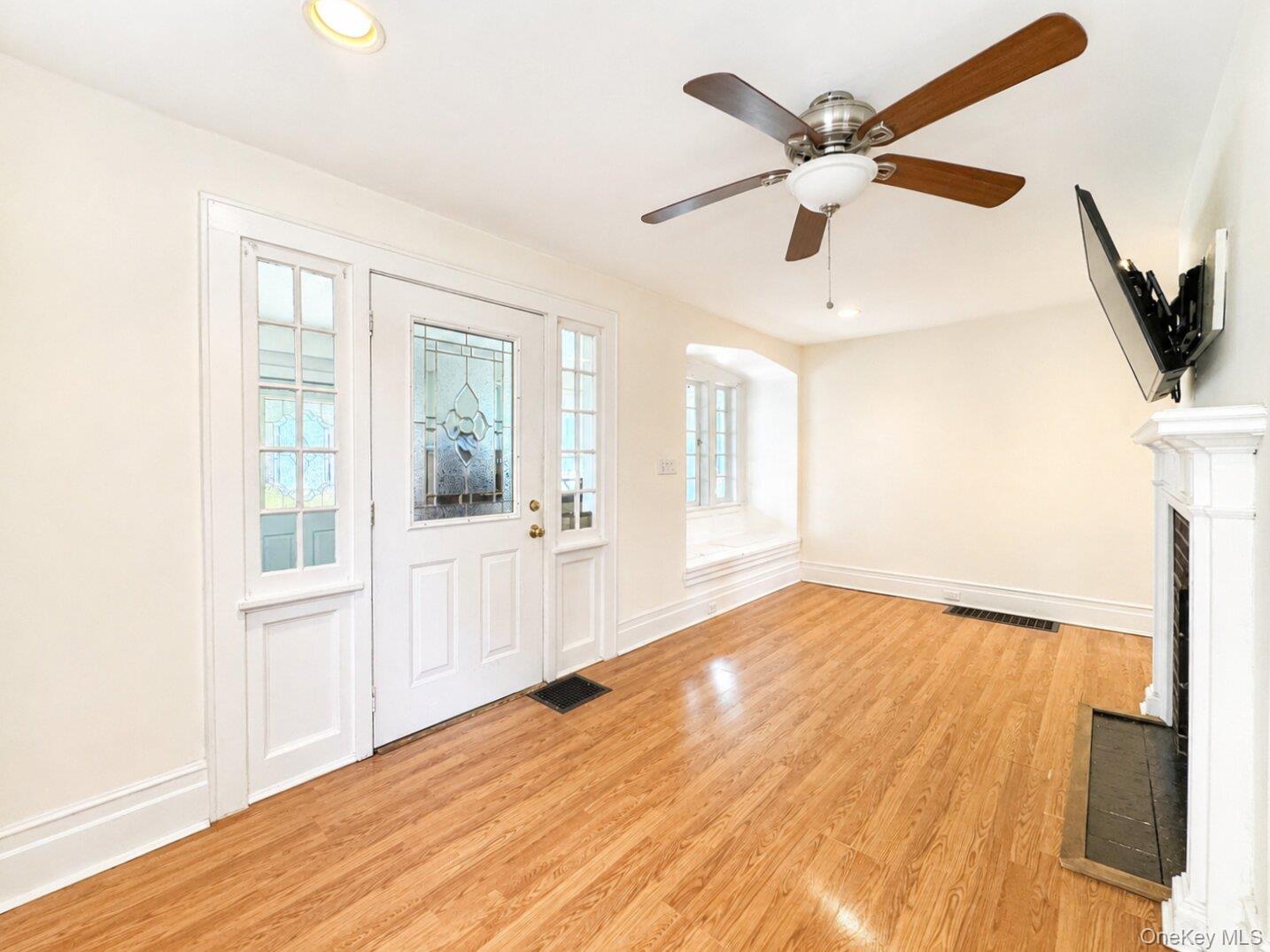 113 Rhodes Street New Rochelle, NY 10801 - Photo 4 of 32