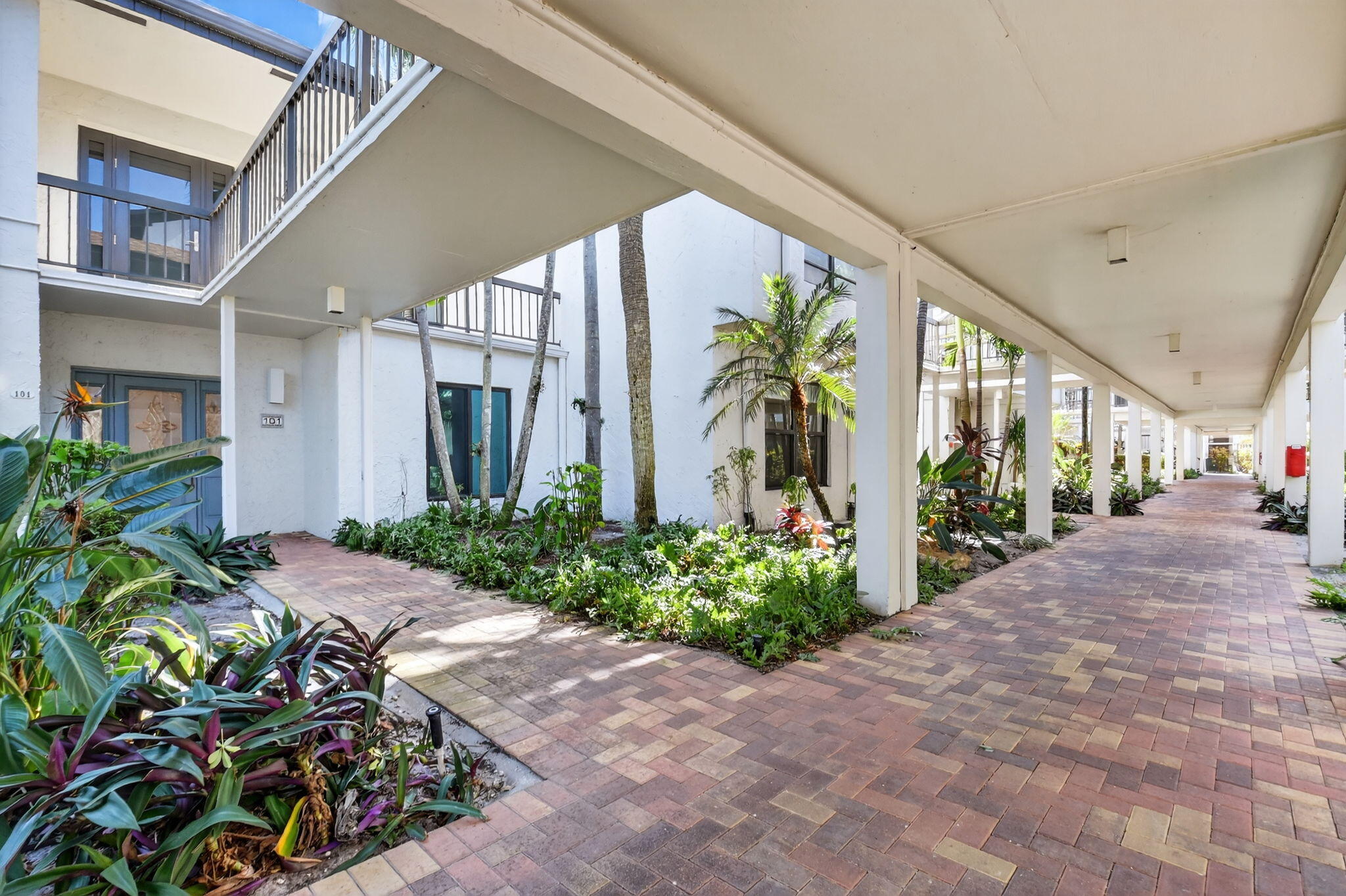 900 Greensward Lane, Unit 101G Delray Beach, FL 33445 - Photo 41 of 62 Walk way
