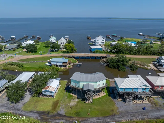 $555,000 | 127 Hammock Lane, Franklin, LA 70538