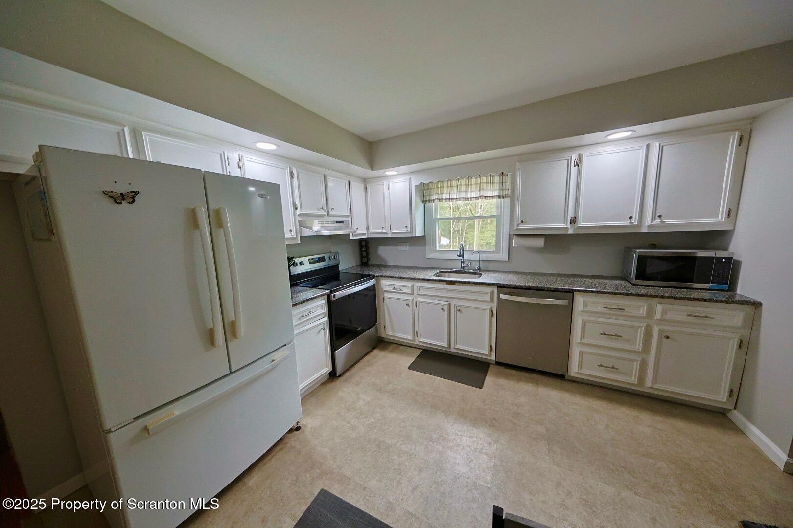 17 Frontier Road Wilkes Barre, PA 18702 - Photo 18 of 45 Kitchen