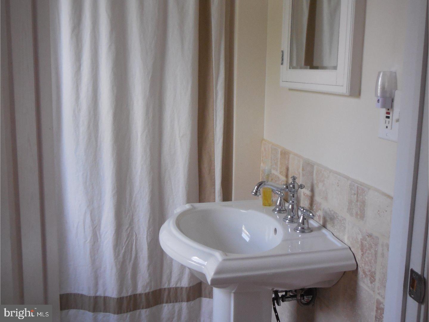 405 Crest Road Oreland, PA 19075 - Photo 29 of 43 2nd floor bath with tub/shower