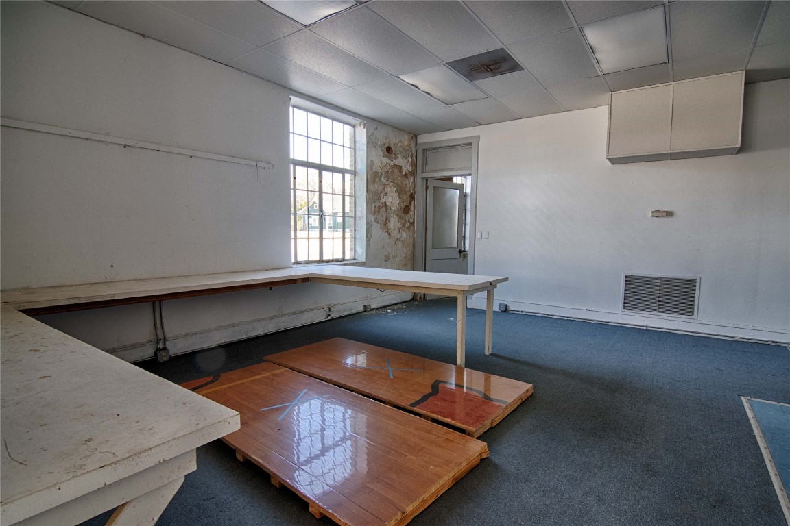 702 North Upton Avenue Schulenburg, TX 78956 - Photo 12 of 22 a room with furniture and window