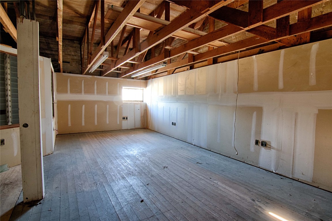 702 North Upton Avenue Schulenburg, TX 78956 - Photo 14 of 22 a view of a garage