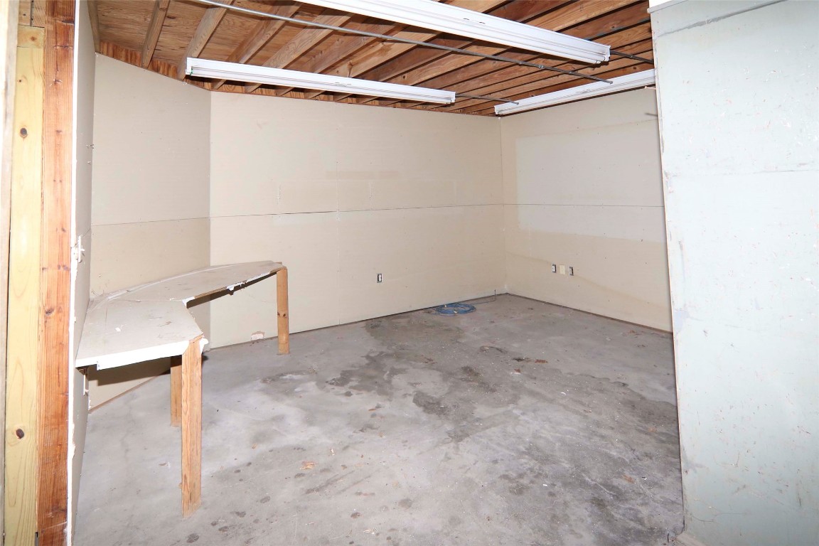 702 North Upton Avenue Schulenburg, TX 78956 - Photo 15 of 22 a view of small space