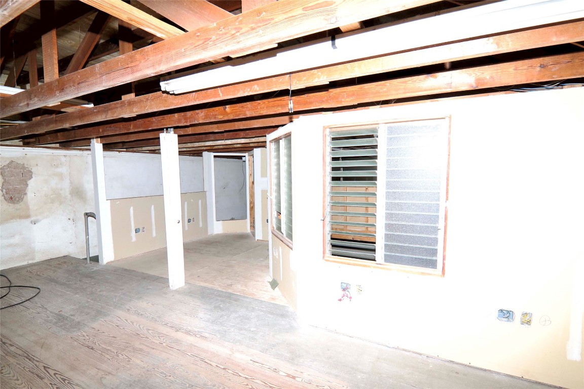 702 North Upton Avenue Schulenburg, TX 78956 - Photo 18 of 22 a view of a porch