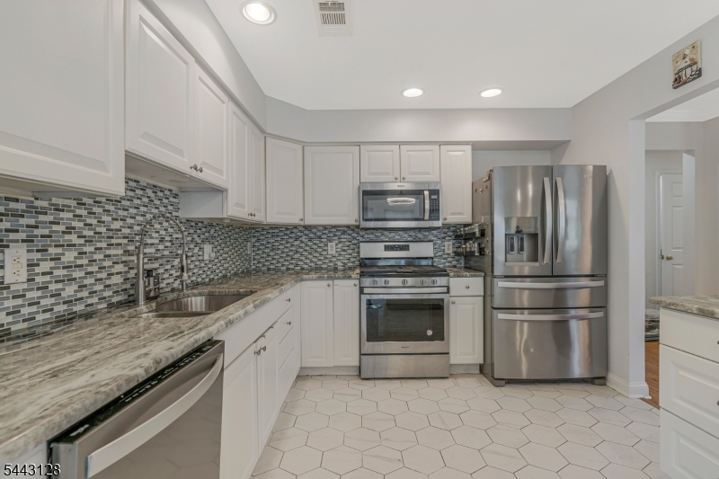 262 Marcia Way Bridgewater, NJ 08807 - Photo 10 of 40