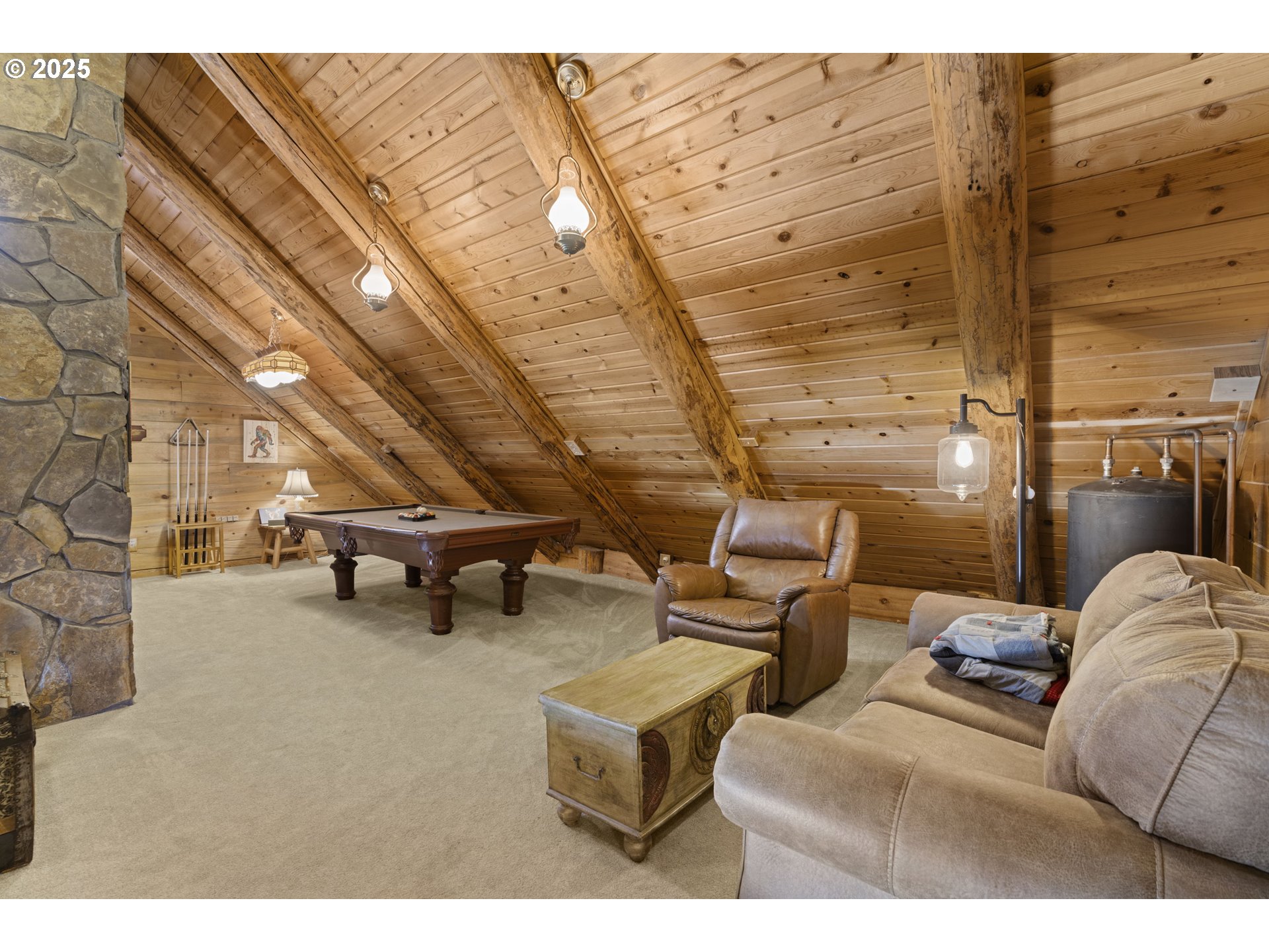 140643 Kamloop Lane Gilchrist, OR 97737 - Photo 24 of 36 a living room with furniture