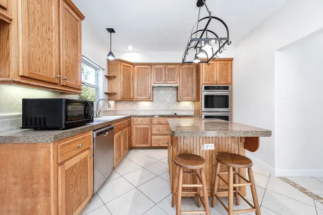 $439,500 | 20610 Live Oak Drive, Damon, TX 77430