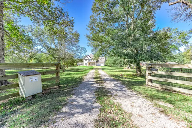 $439,500 | 20610 Live Oak Drive, Damon, TX 77430