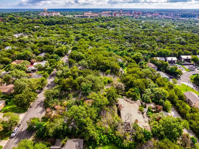 a view of a large yard with lots of green space