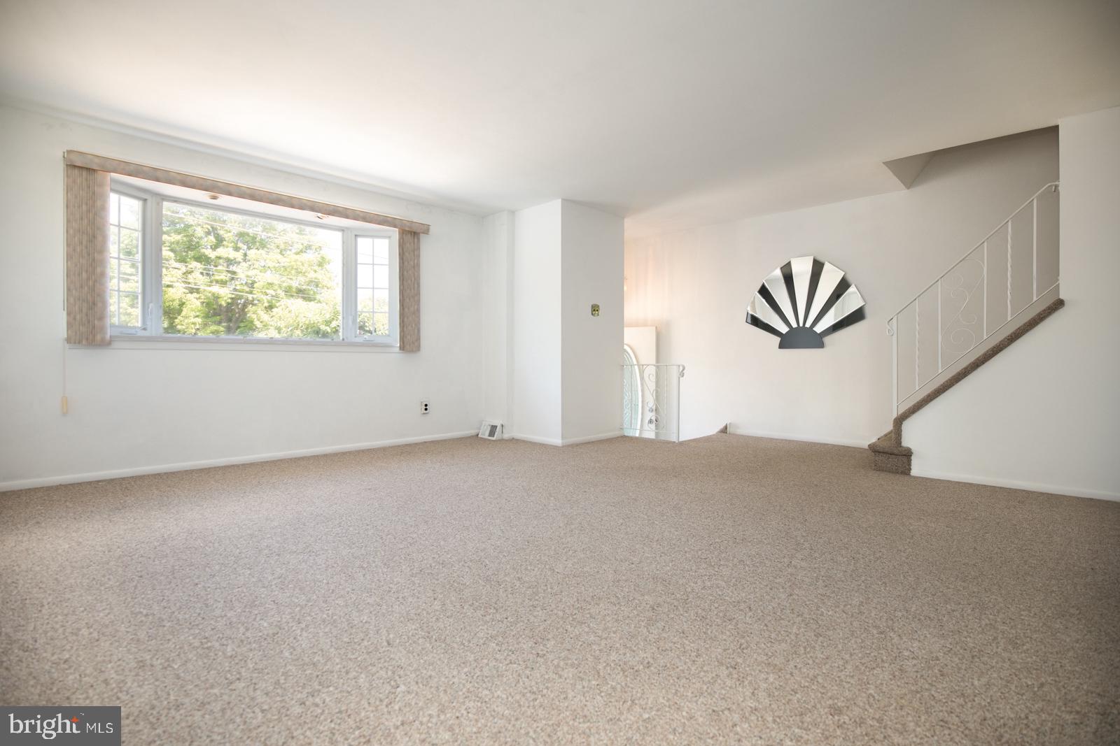 12231 Barbary Road Philadelphia, PA 19154 - Photo 4 of 38 Living Room