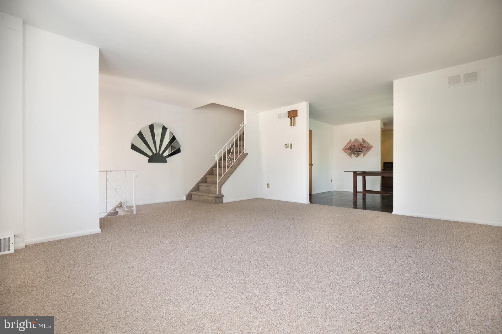 12231 Barbary Road Philadelphia, PA 19154 - Photo 5 of 38 Living Room