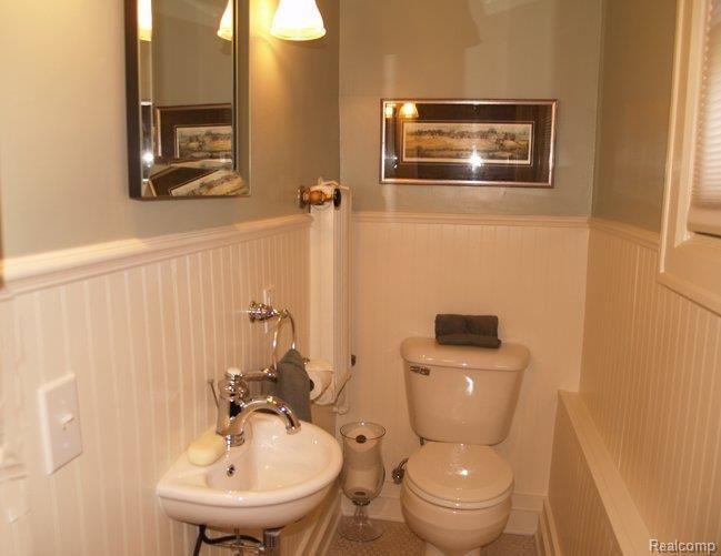 1236 Yorkshire Road Grosse Pointe, MI 48230 - Photo 14 of 25 Powder Room