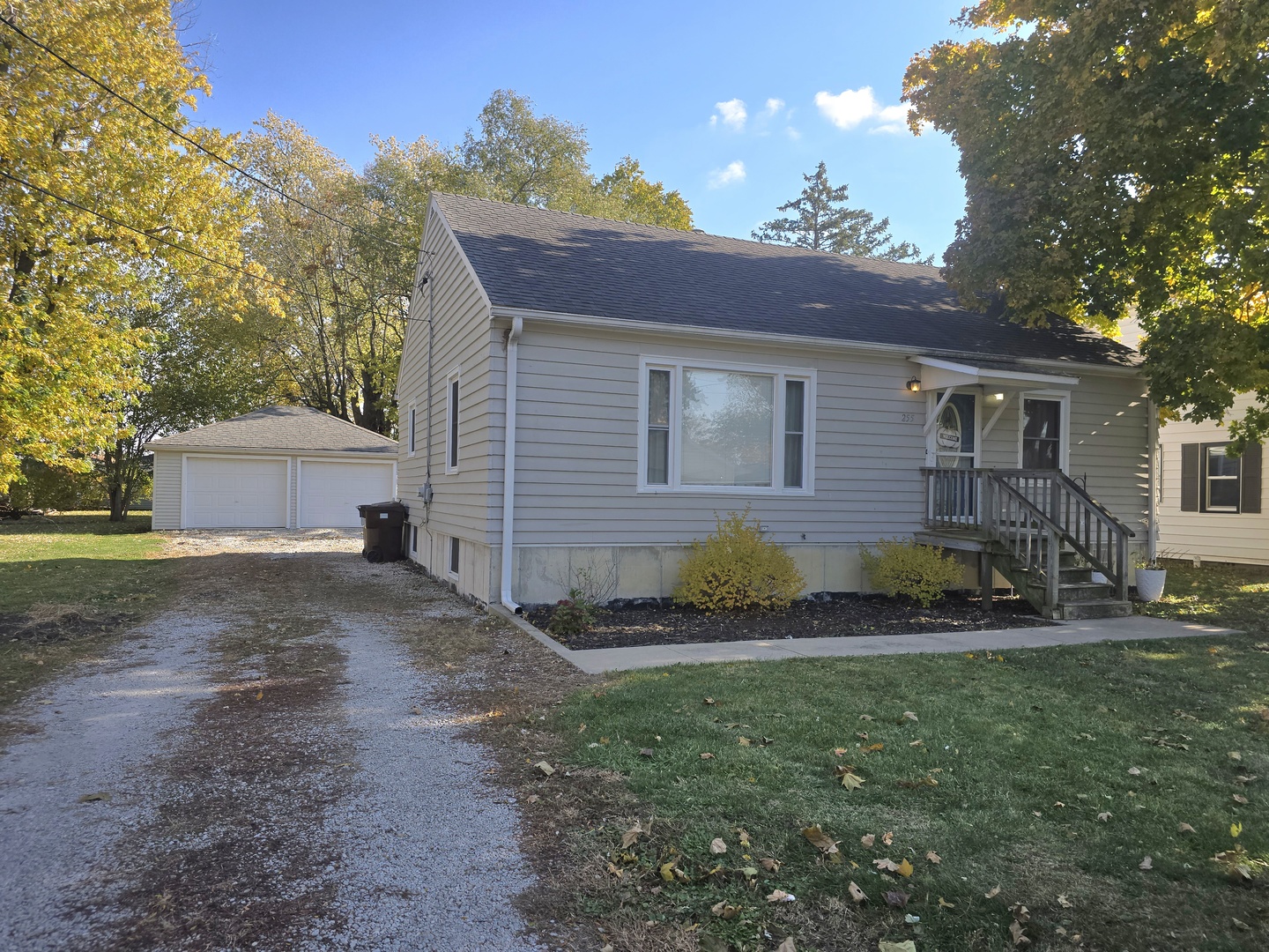 255 South Fourth Street Clifton, IL 60927 - Photo 1 of 34 a view of a house with a yard