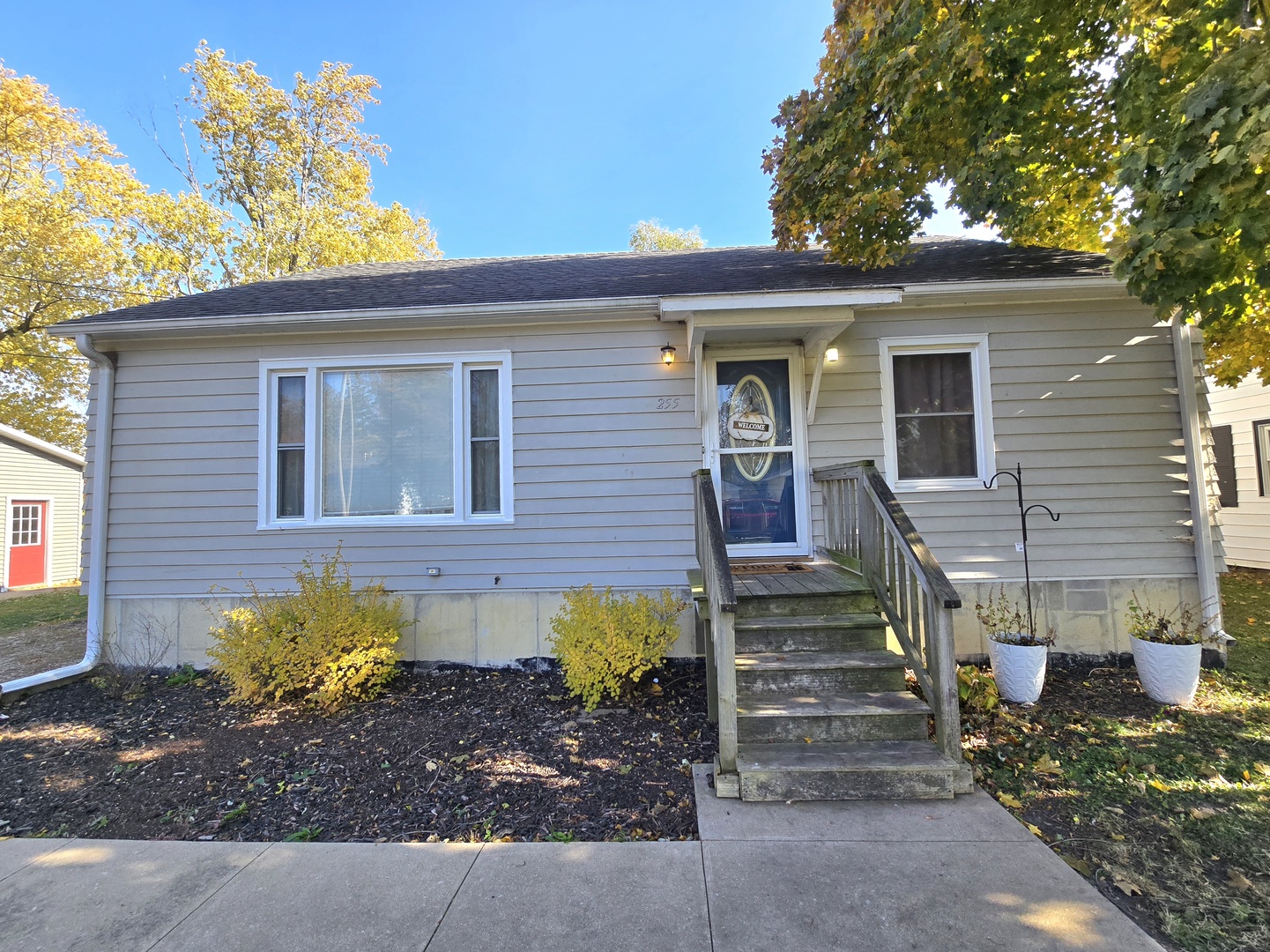 255 South Fourth Street Clifton, IL 60927 - Photo 2 of 34 a front view of a house