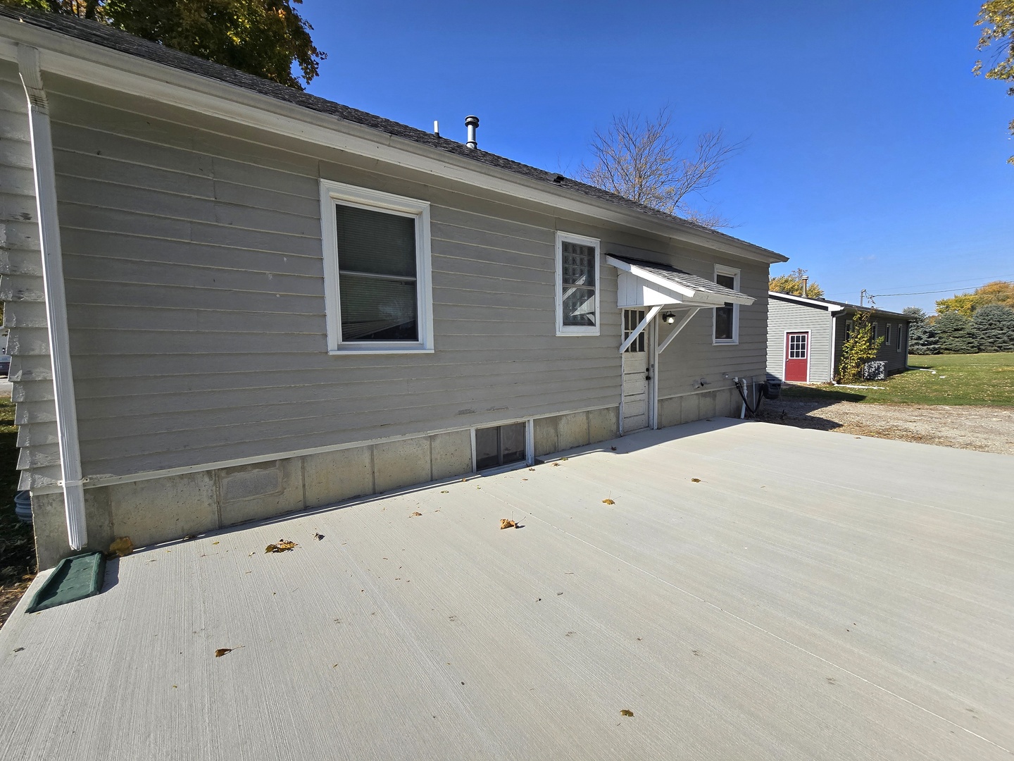 255 South Fourth Street Clifton, IL 60927 - Photo 32 of 34 a house with a outdoor space
