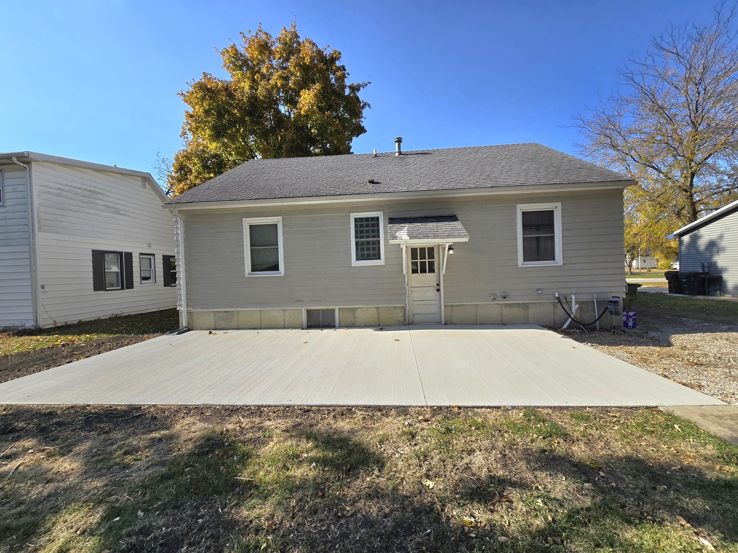255 South Fourth Street Clifton, IL 60927 - Photo 34 of 34 a front view of a house with a yard and garage