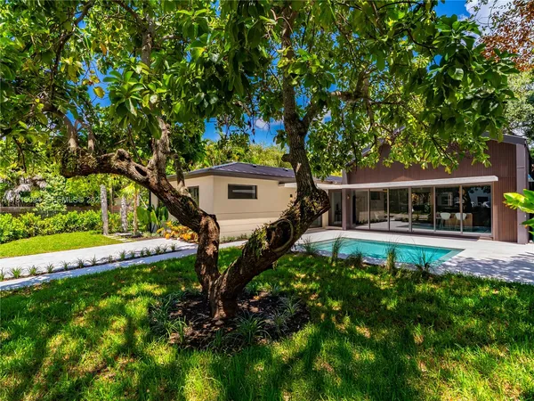 a view of a house with backyard and garden