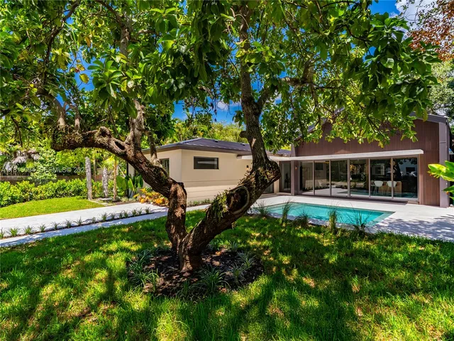 a view of a house with backyard and garden