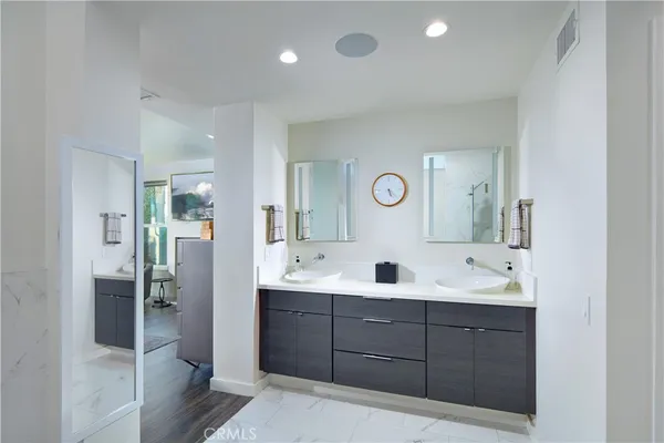 a en suite bathroom with double sink and mirror