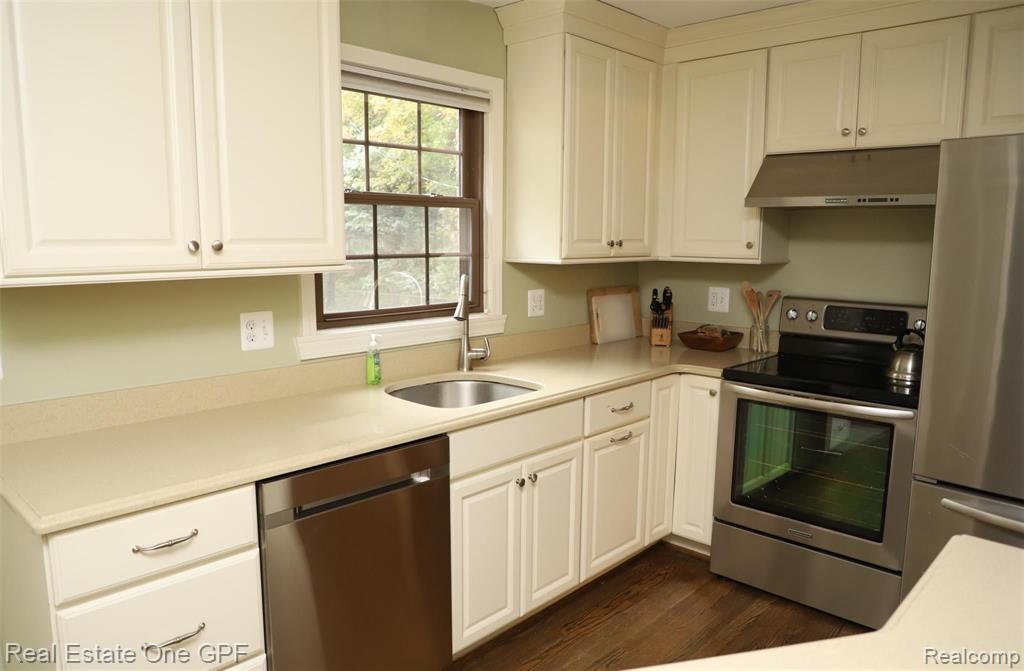 1864 Hawthorne Road Grosse Pointe Woods, MI 48236 - Photo 11 of 30