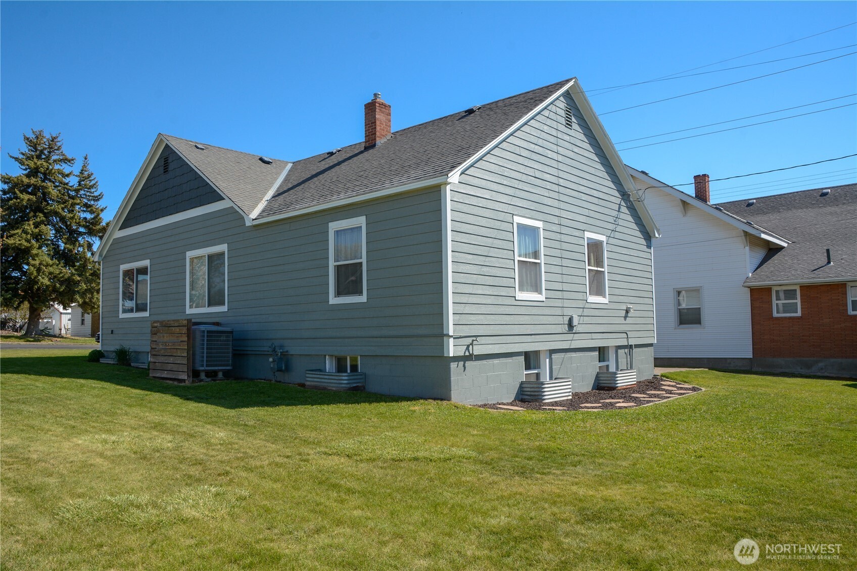 112 East 5th Street Lind, WA 99341 - Photo 36 of 39 a front view of a house with a yard