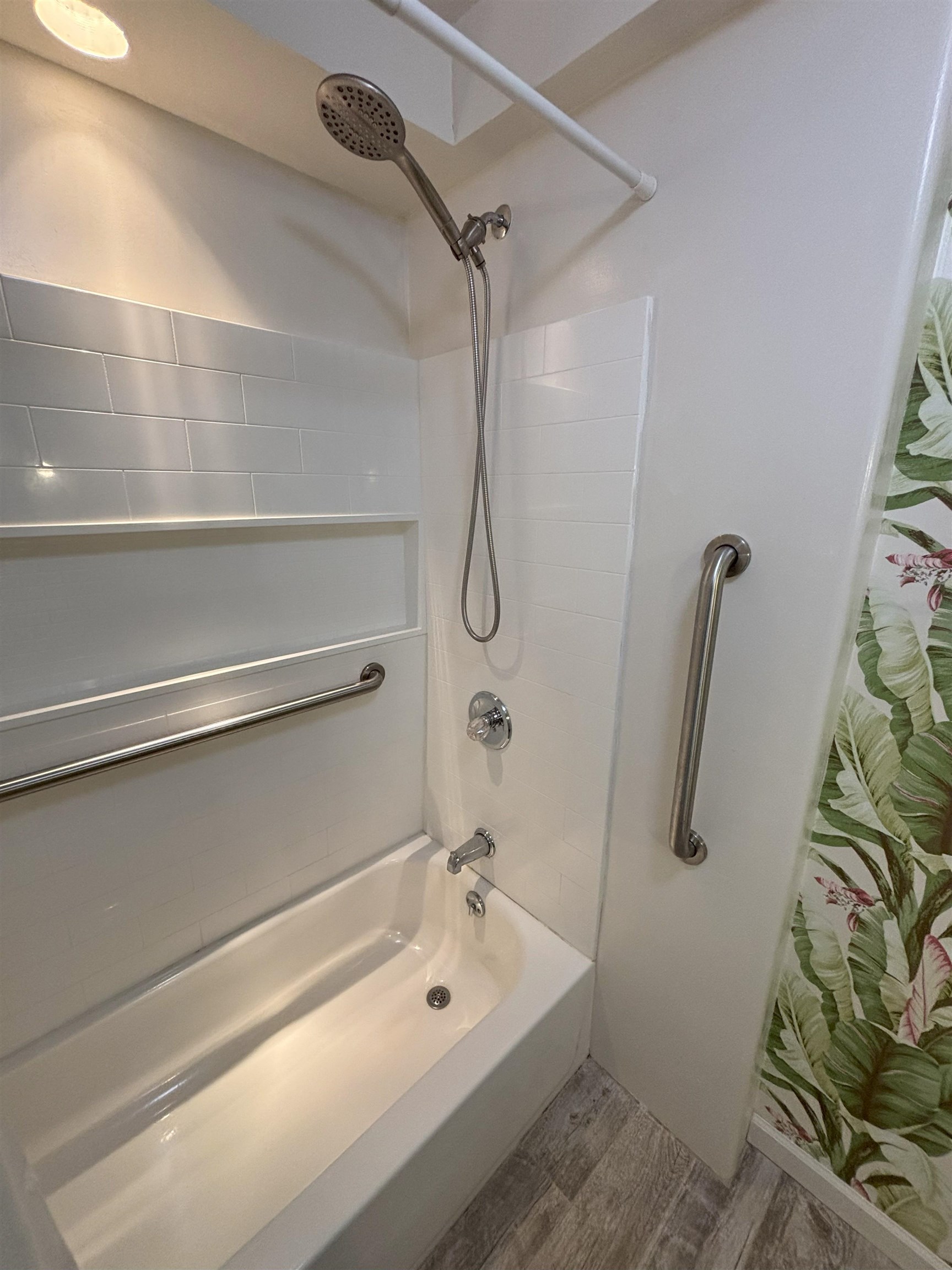 3660 Lower Honoapiilani Road, Unit 101 Lahaina, HI 96761 - Photo 7 of 15 Tub/shower