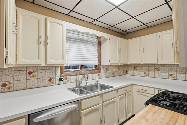 $499,900 | 6 Cranshaw Place, Lawrence, MA 01841