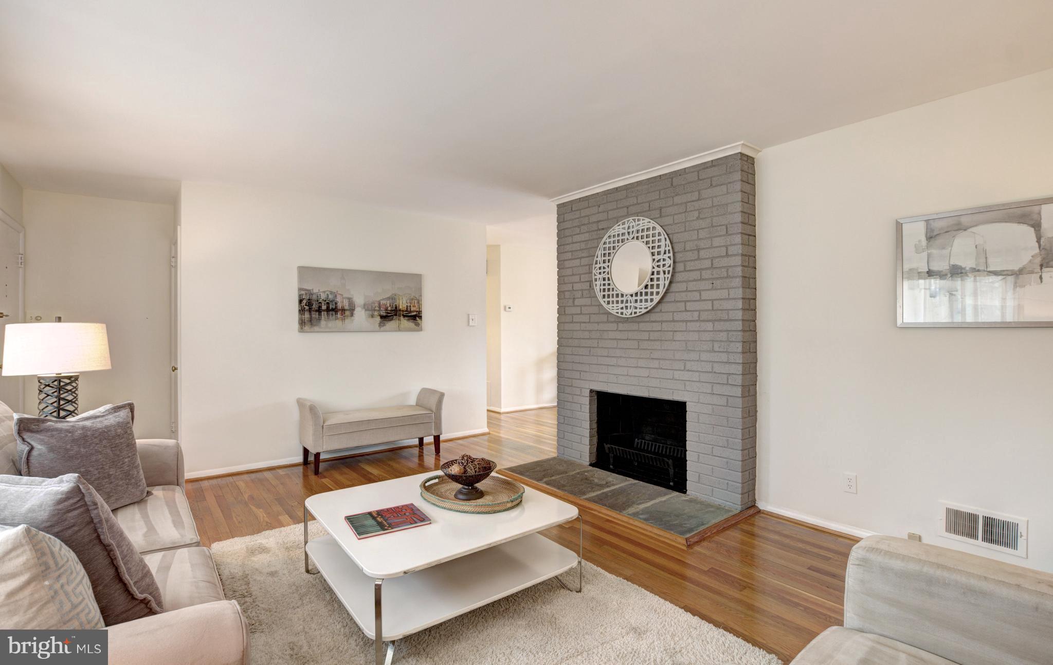 7601 Dunston Street Springfield, VA 22151 - Photo 11 of 30 Living Room
