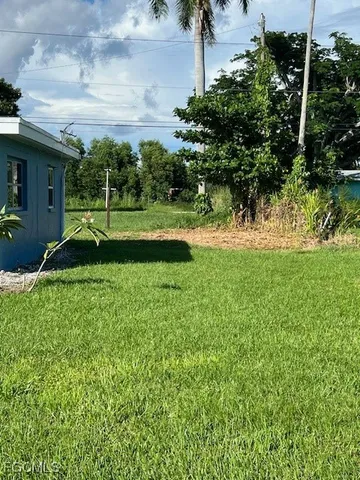 a view of a backyard