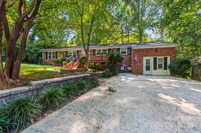 a view of a house with backyard and a tree