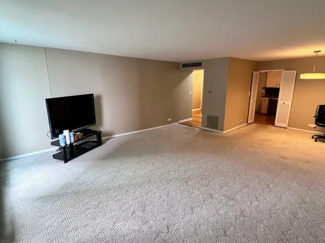 $2,695 | 6033 North Sheridan Road, Unit 8G, Chicago, IL 60660