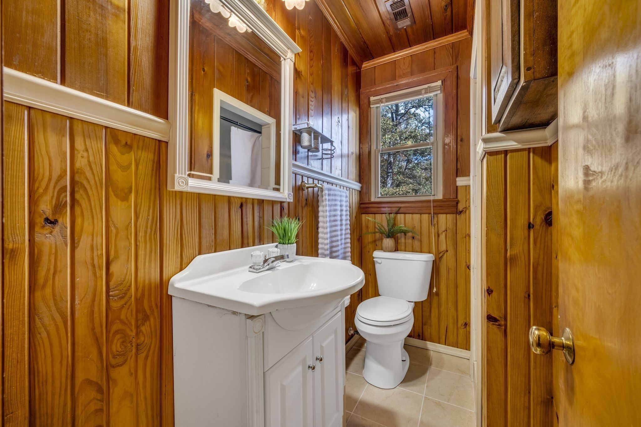 90 Bluff Point Lane Waverly, TN 37185 - Photo 40 of 60 a bathroom with a sink and toilet