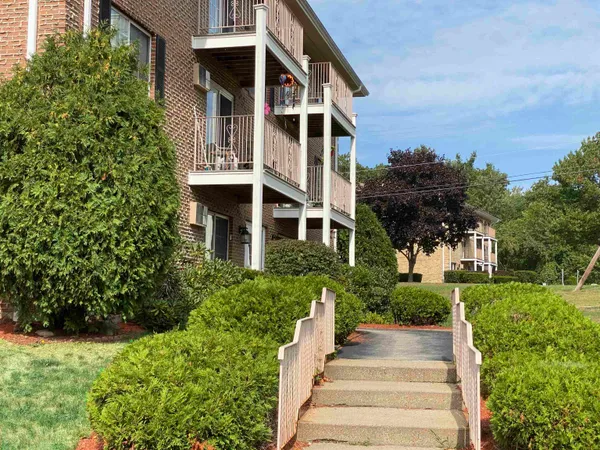 $1,707 | 383 Huse Road, Unit 36, Manchester, NH 03103