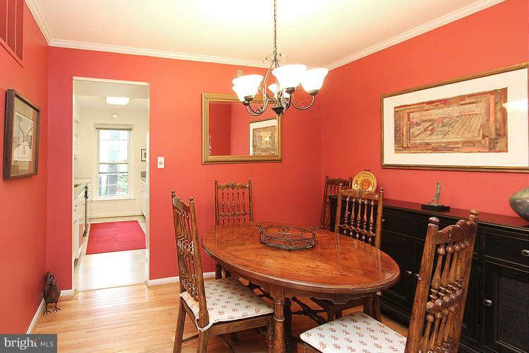 2145 Pond View Court Reston, VA 20191 - Photo 8 of 30 Dining Room