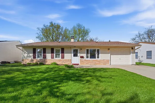 $325,000 | 910 Meadow Lane, Streamwood, IL 60107