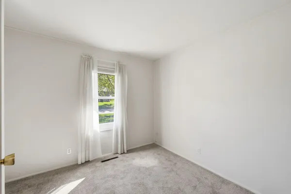 $325,000 | 910 Meadow Lane, Streamwood, IL 60107