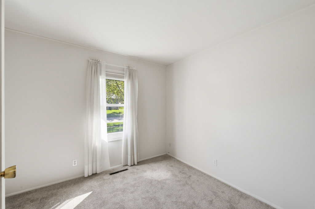 910 Meadow Lane Streamwood, IL 60107 - Photo 19 of 30 an empty room with windows