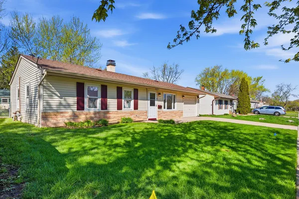 $325,000 | 910 Meadow Lane, Streamwood, IL 60107