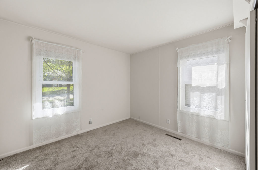 910 Meadow Lane Streamwood, IL 60107 - Photo 21 of 30 an empty room with windows